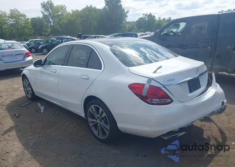 2017 Mercedes-Benz C 300 4Matic z USA, uszkodzony, nr VIN 55SWF4KB9HU182405